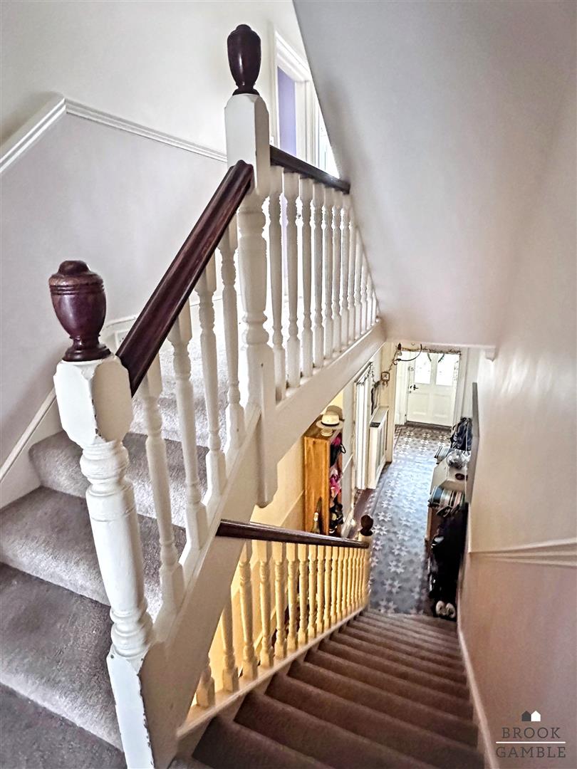 5 Bedroom House - Semi-Detached. Cliff Road in Eastbourne, East Sussex 10